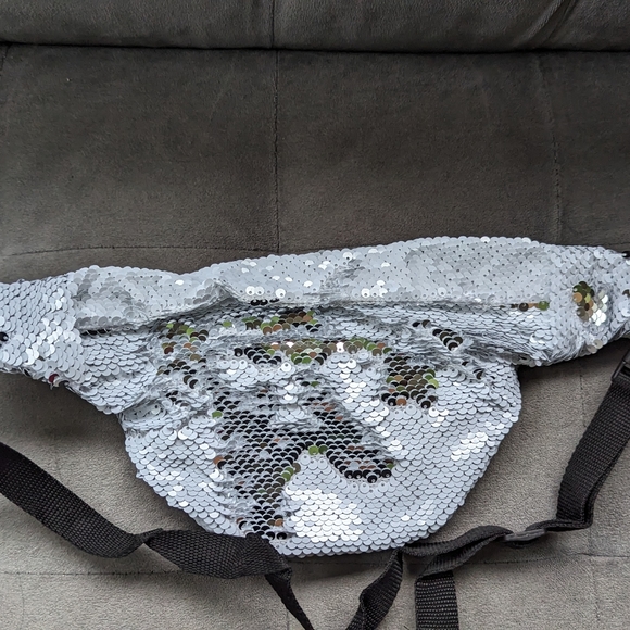 New Reversible Sequin Zippered Pouch Pack / Waist Bag White & Silver Sequins - Picture 2 of 4